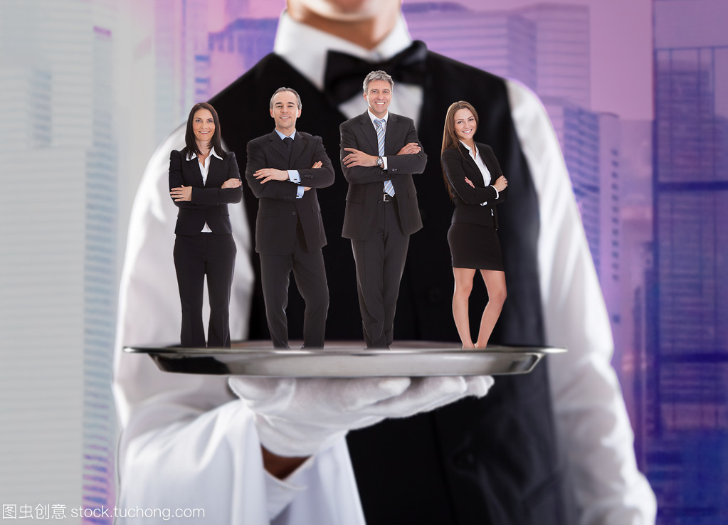 男侍者控股紙盒